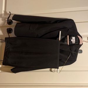 Ladies Size 6 Black Pinstripe Pant Suit— Le Suit
